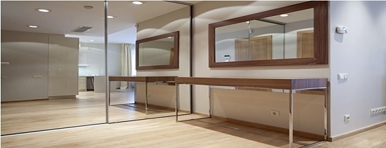 Speil-pa-veggen-gjor-rommet-storre